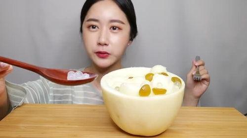 美女夏天吃哈密瓜的视频,清凉一夏的美味时光