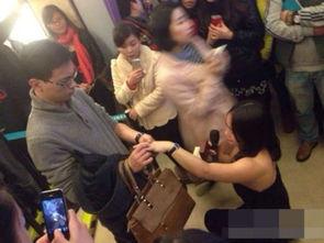 香港吃瓜女生跪地求婚视频,浪漫瞬间感动网友