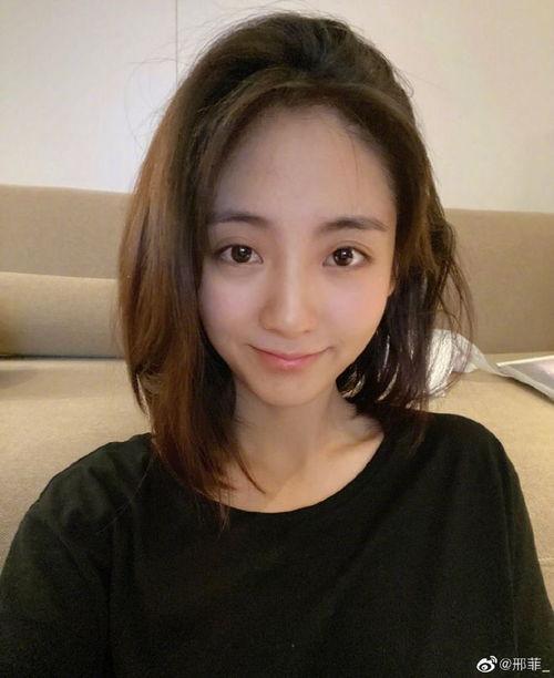 女明星小菲吃瓜图片视频,明星日常曝光，趣味十足