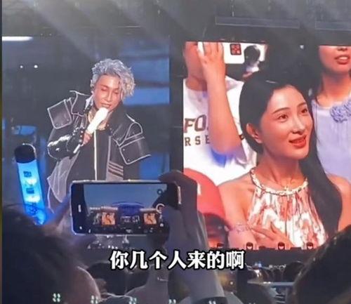 表演一个美女吃瓜视频,美女演绎夏日清凉美食时刻