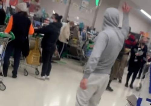 接娃娃的吃瓜群众视频  第3张