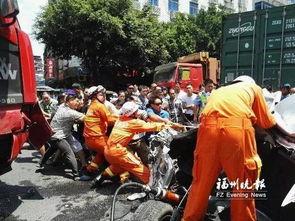 吃瓜群众合力救人视频,吃瓜群众合力演绎感人救援瞬间  第3张