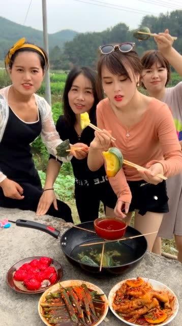 三位美女吃瓜图片视频下载  第2张