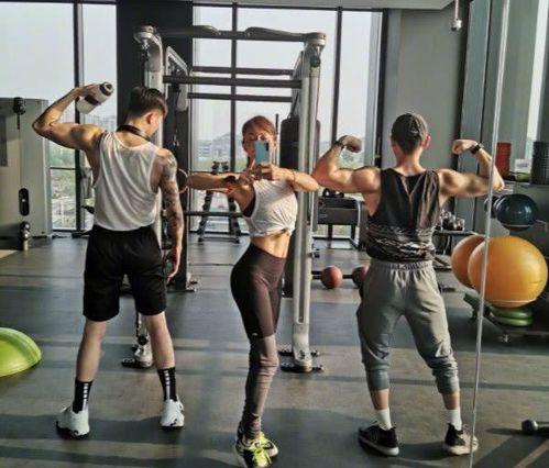 健身男自拍吃瓜视频网站,自拍吃瓜，健身圈新潮流