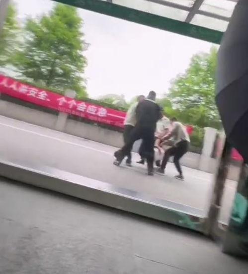 上海男子吃瓜事件视频,一场引发热议的街头冲突瞬间 第2张 上海男子吃瓜事件视频,一场引发热议的街头冲突瞬间 第2张