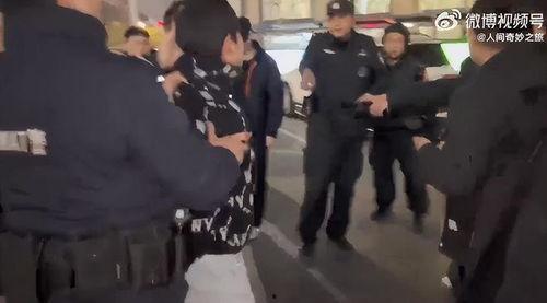 杭州抢劫金店吃瓜群众视频,现场惊心动魄，吃瓜群众目击全程  第2张