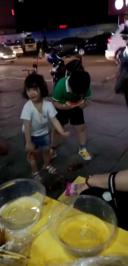 小哥哥小妹妹吃瓜视频,小哥哥小妹妹的甜蜜吃瓜日常  第2张