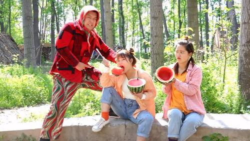 妹妹打架奶奶吃瓜视频,场面温馨又搞笑  第3张